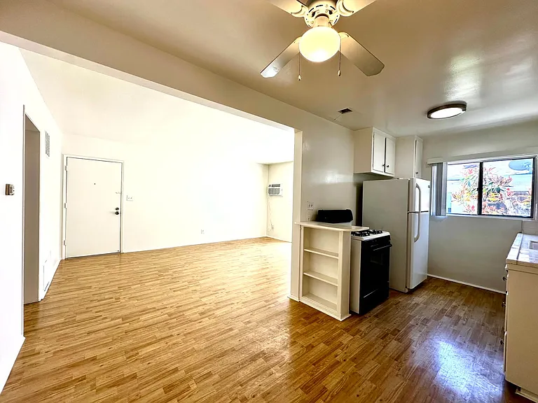 5748 Hazeltine Ave. — Photo 5