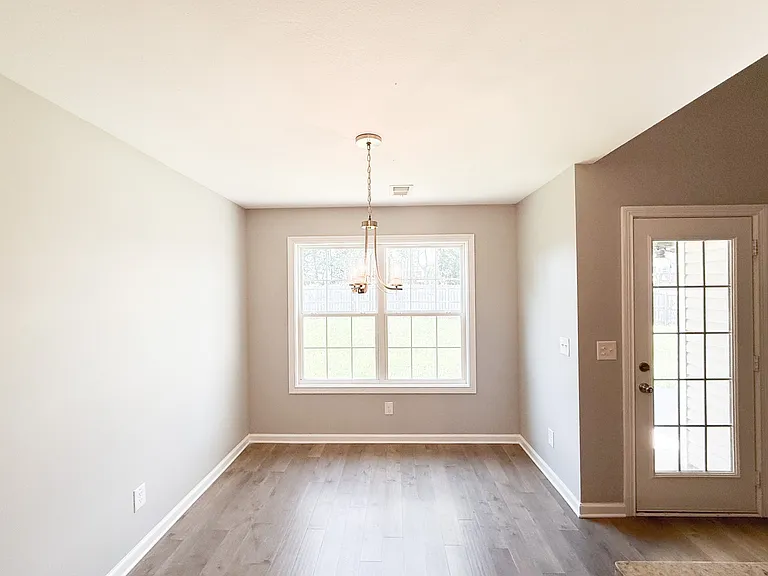 1616 Parkside Dr — Photo 8