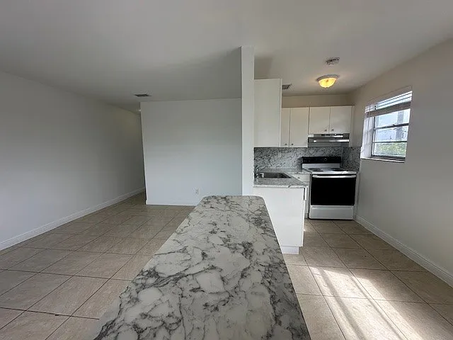 5621 SW 36th Ct — Photo 3