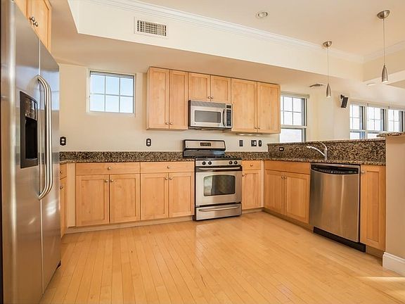 3rd image of 550 Pleasant St #Penthouse 501