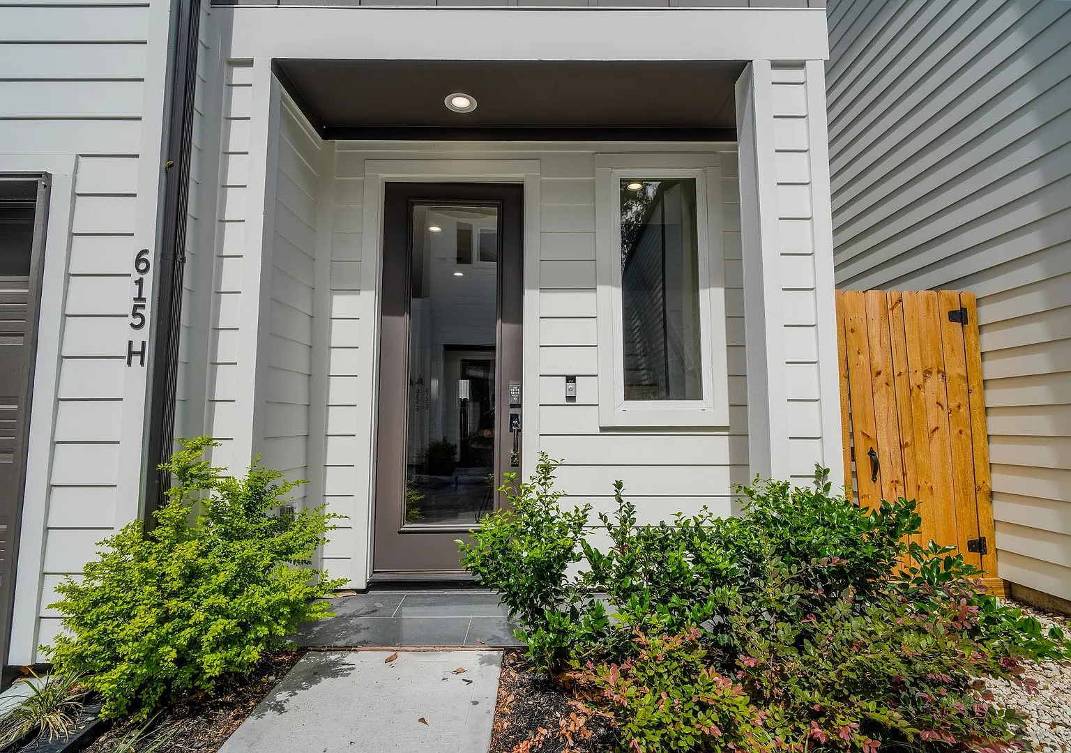Modern Comfort in a Prime Location — Photo 2