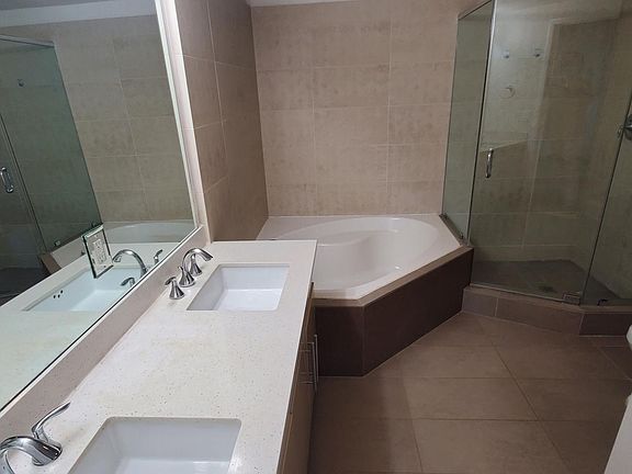 3rd image of 733 S Manhattan Pl Unit 403