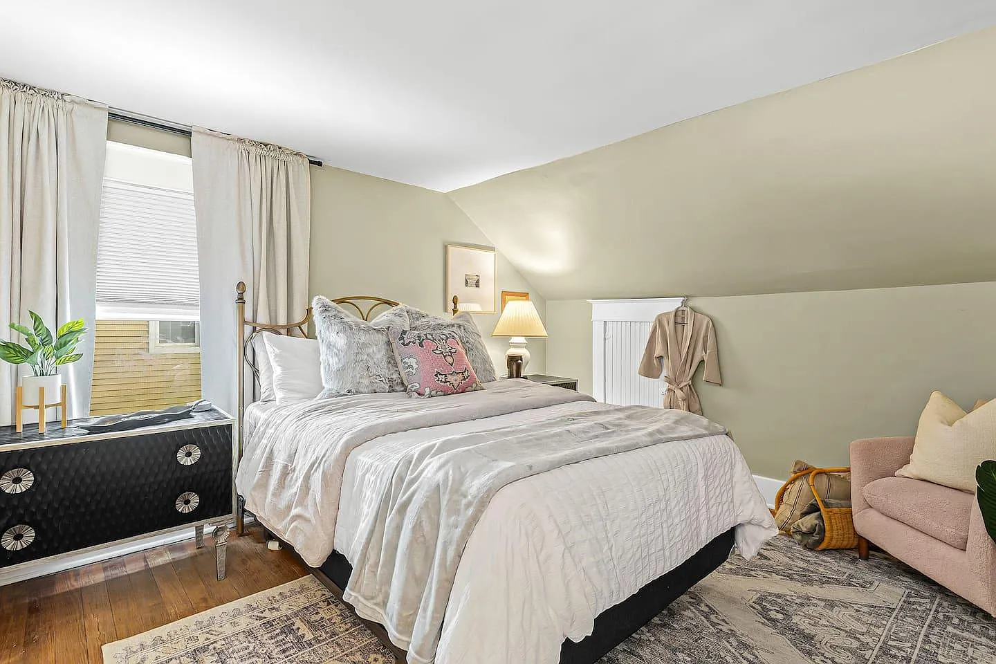 211 Catalpa Dr — Photo 2
