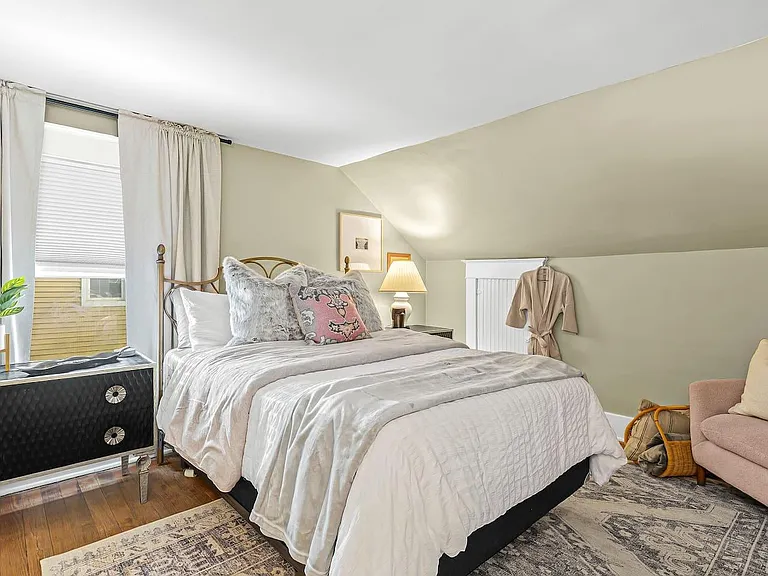 211 Catalpa Dr — Photo 2