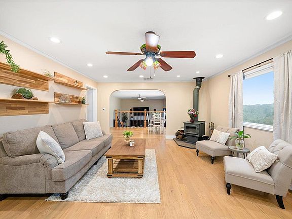 3rd image of 4371 Luneman Rd