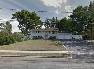 19 Northcote Dr, Melville, NY 11747