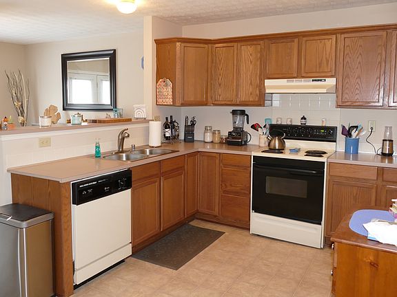 Large Kitchen with pantry