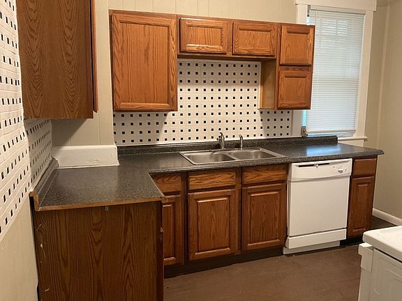 3rd image of 806 E Tombigbee St
