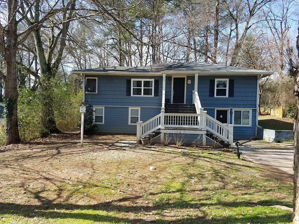 Duplex property. Property for rent is downstairs. Unit A is a 1 Br/1 Ba with galley kitchen and a nice cozy living room/den as you enter the front door. Built in bookshelves in living room/den. Laundry room is large with extra storage.