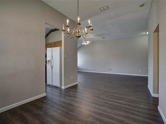 5th image of 2402 Valley Creek Dr