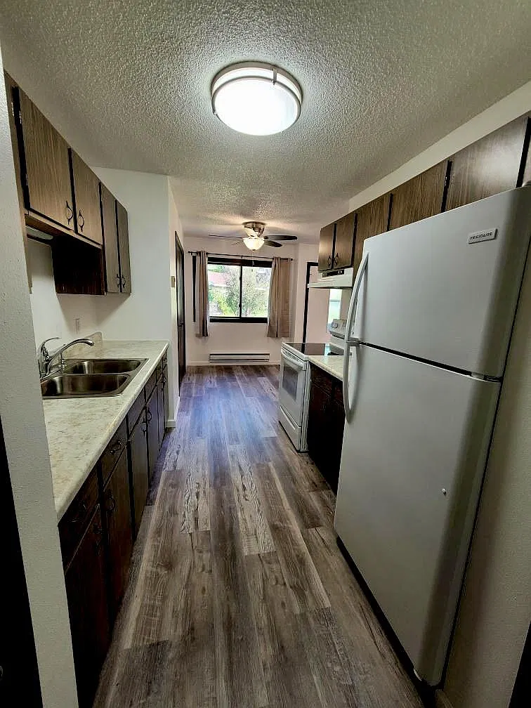 560 Valley Dr — Photo 2