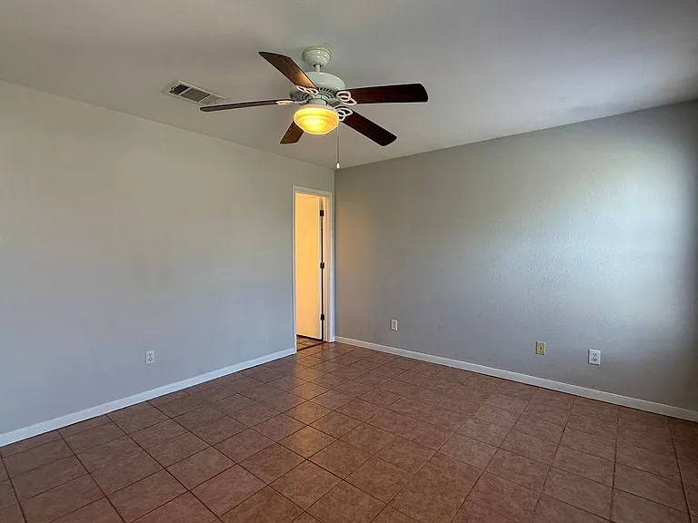 1820 Fleetwood Dr — Photo 13