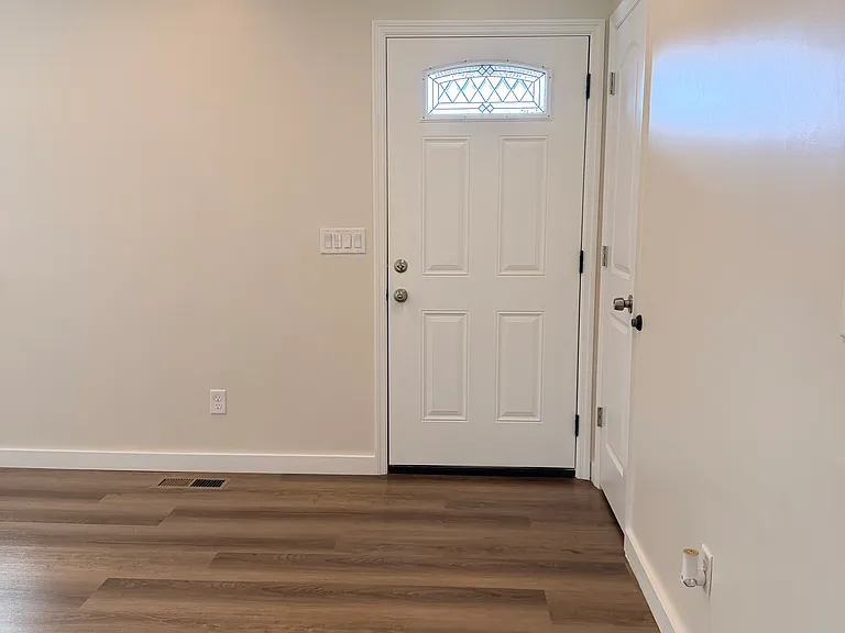 1233 Radmoor Dr — Photo 2