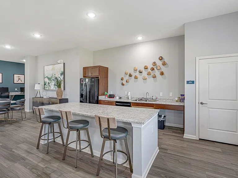 Summerdale Apartments — Photo 15