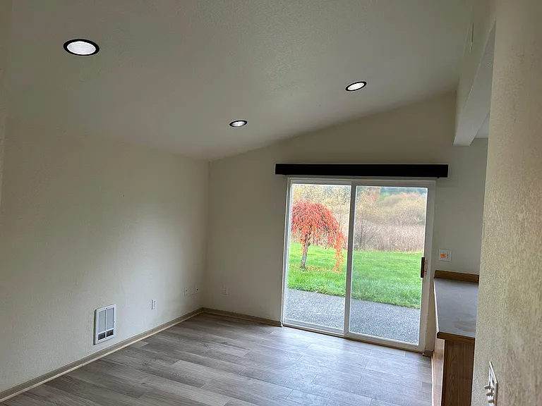 12207 Avondale Rd NE — Photo 3