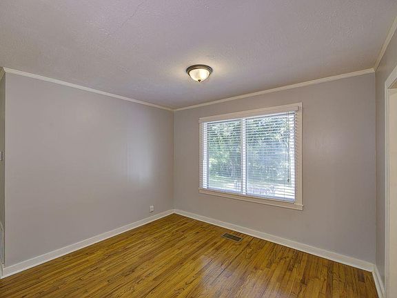 5th image of 104 Skyvale Dr