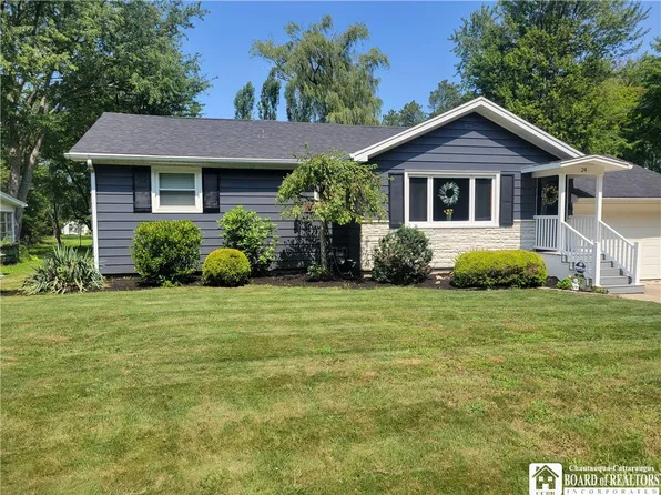 24 Woodward Dr, Fredonia, NY 14063