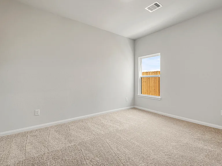Secondary bedroom.