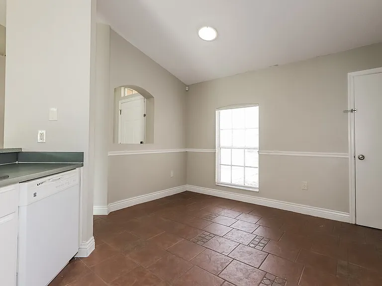 1586 Caroline Ct — Photo 6