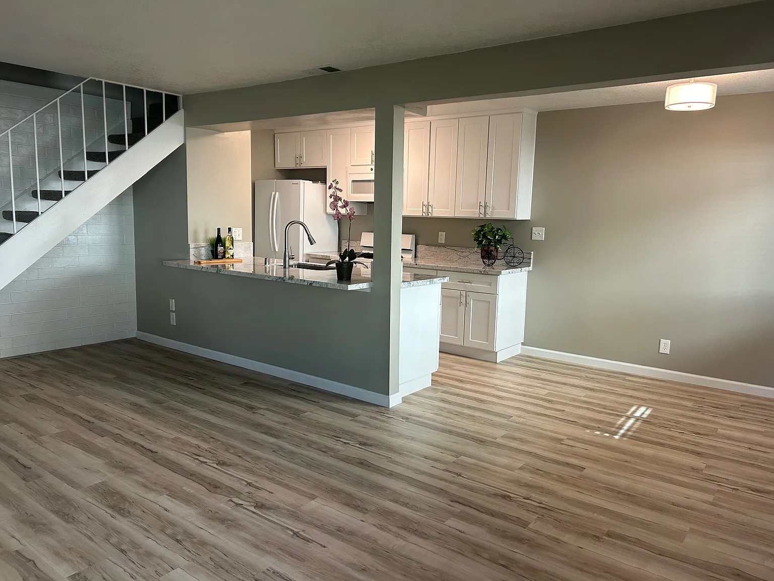 2 bed, 840 sqft, $1,975 — Photo 2