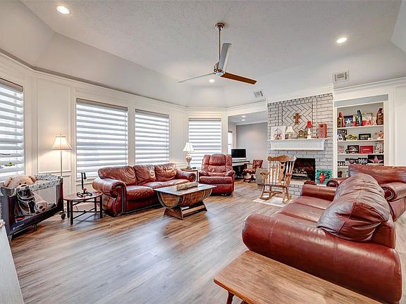 5th image of 19919 Hickory Wind Dr