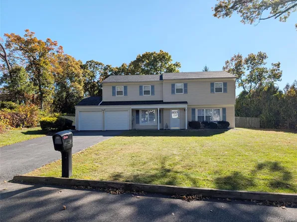 8 Samuels Lane, Selden, NY 11784