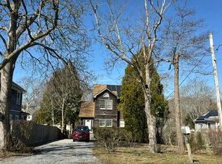 27 Depot Rd, Westhampton, NY 11977