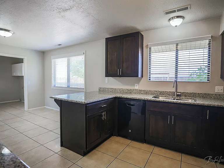 2821 Juniper Cir — Photo 7