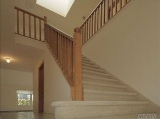 22 Sunset Rd W, Albertson, NY 11507