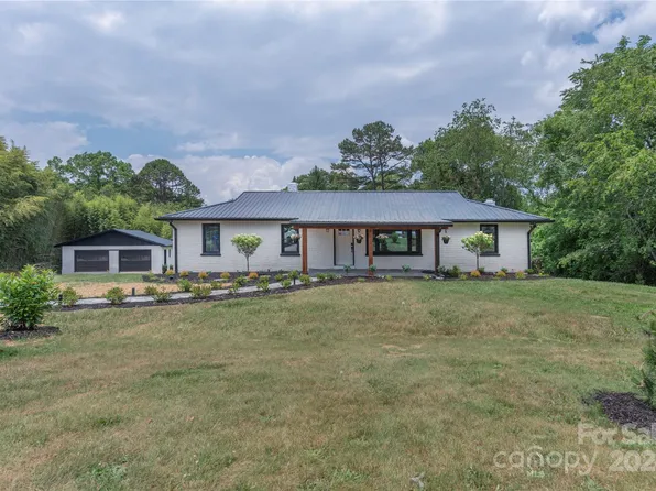 1045 N Canton Rd, Canton, NC 28716