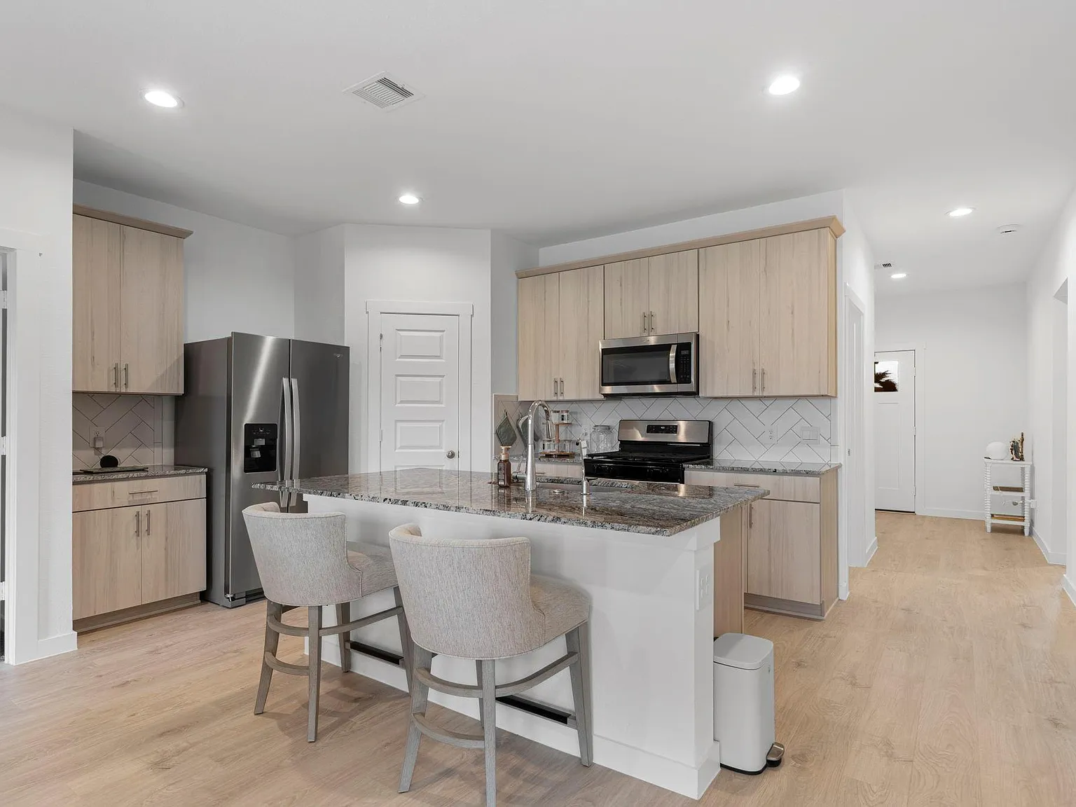 3 bed, 2.0 bath, 1609 sqft, $2,100 — Photo 4