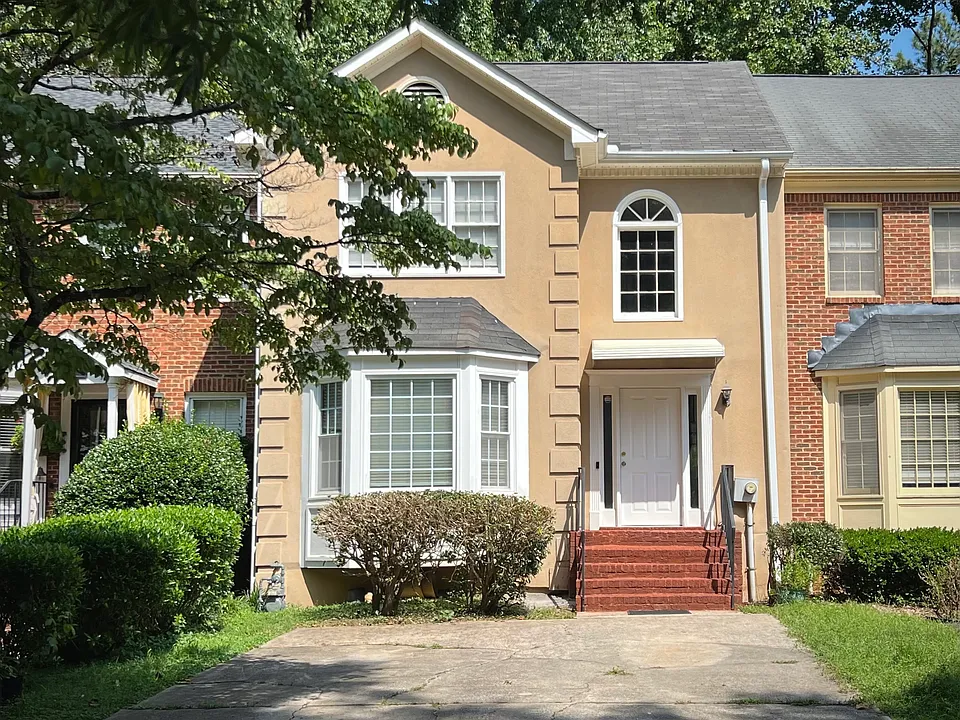 598 Saint James Walk SE