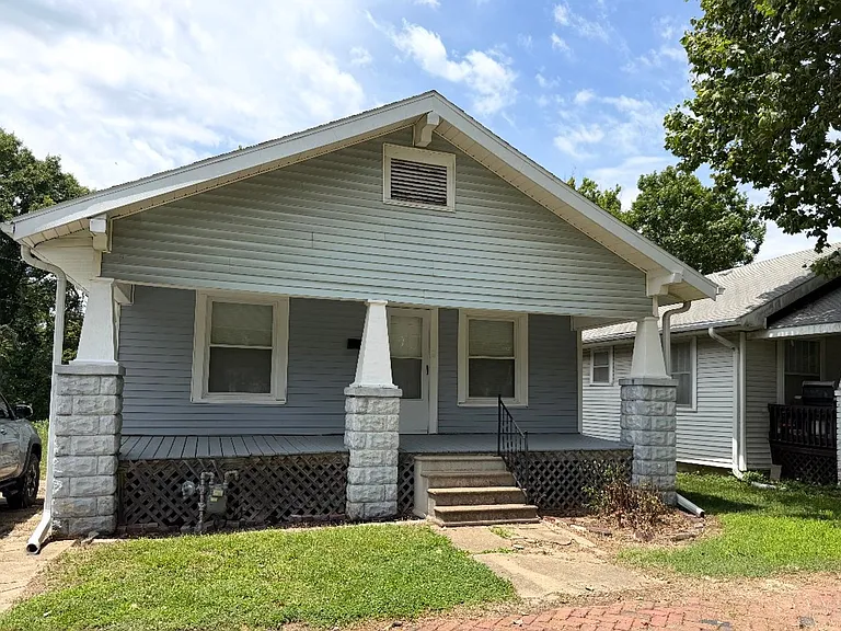 1404 S Elm St — Photo 1