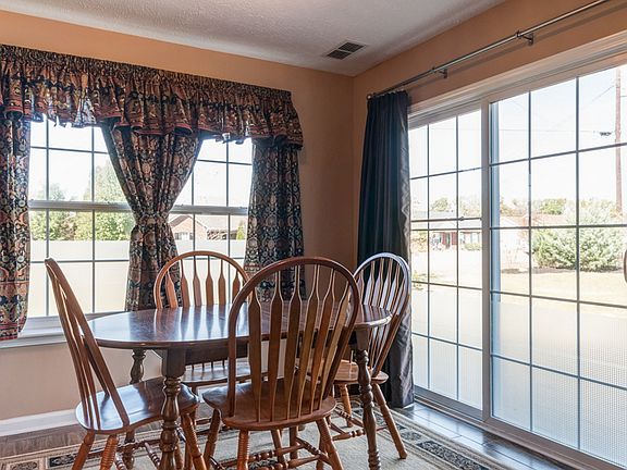 Eat in kitchen/lots of light