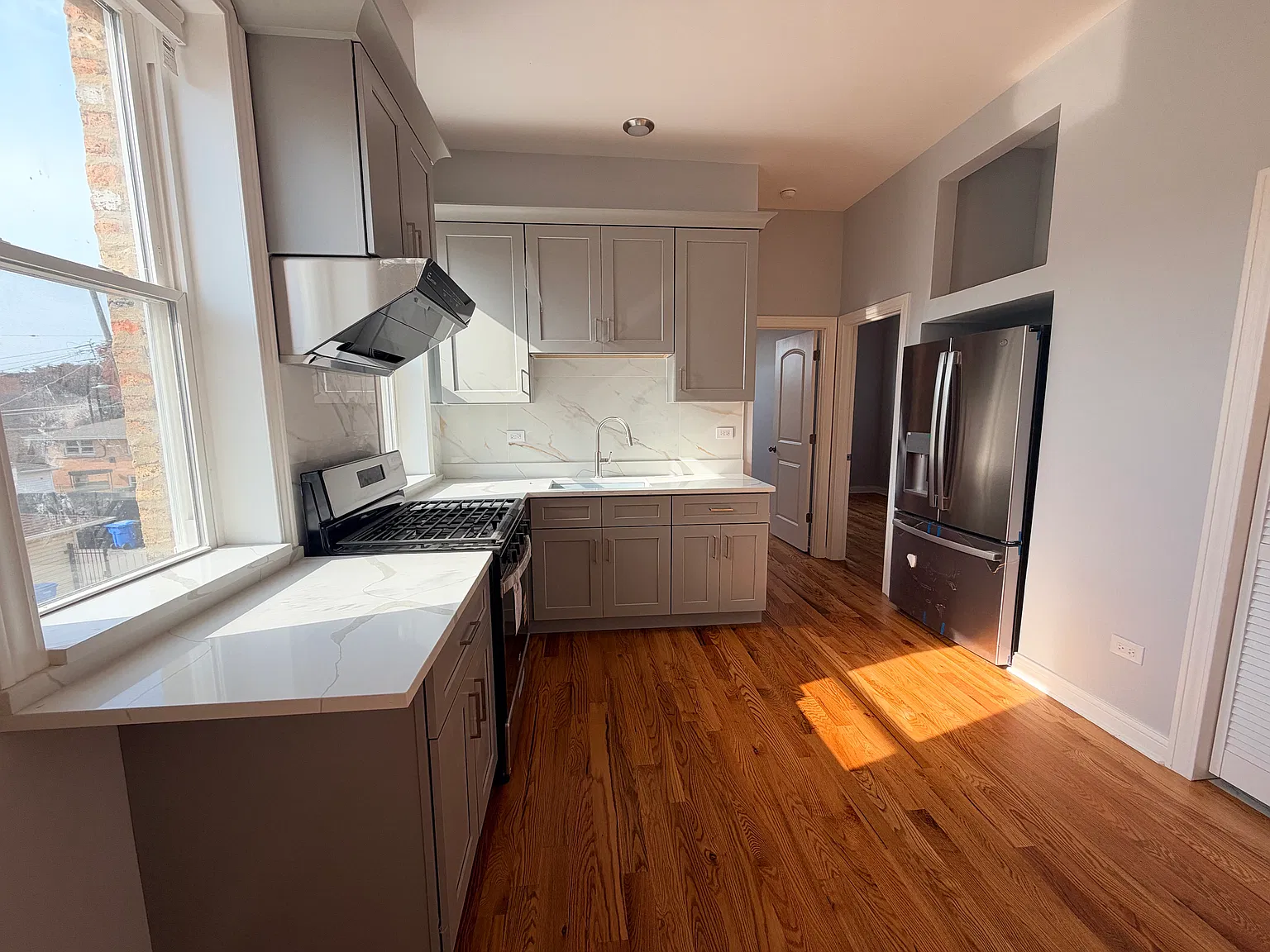 3 bed, 900 sqft, $1,995 — Photo 3
