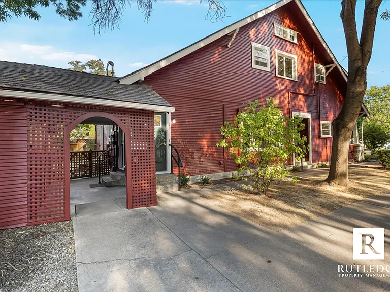 8 Willamette Ave — Photo 3