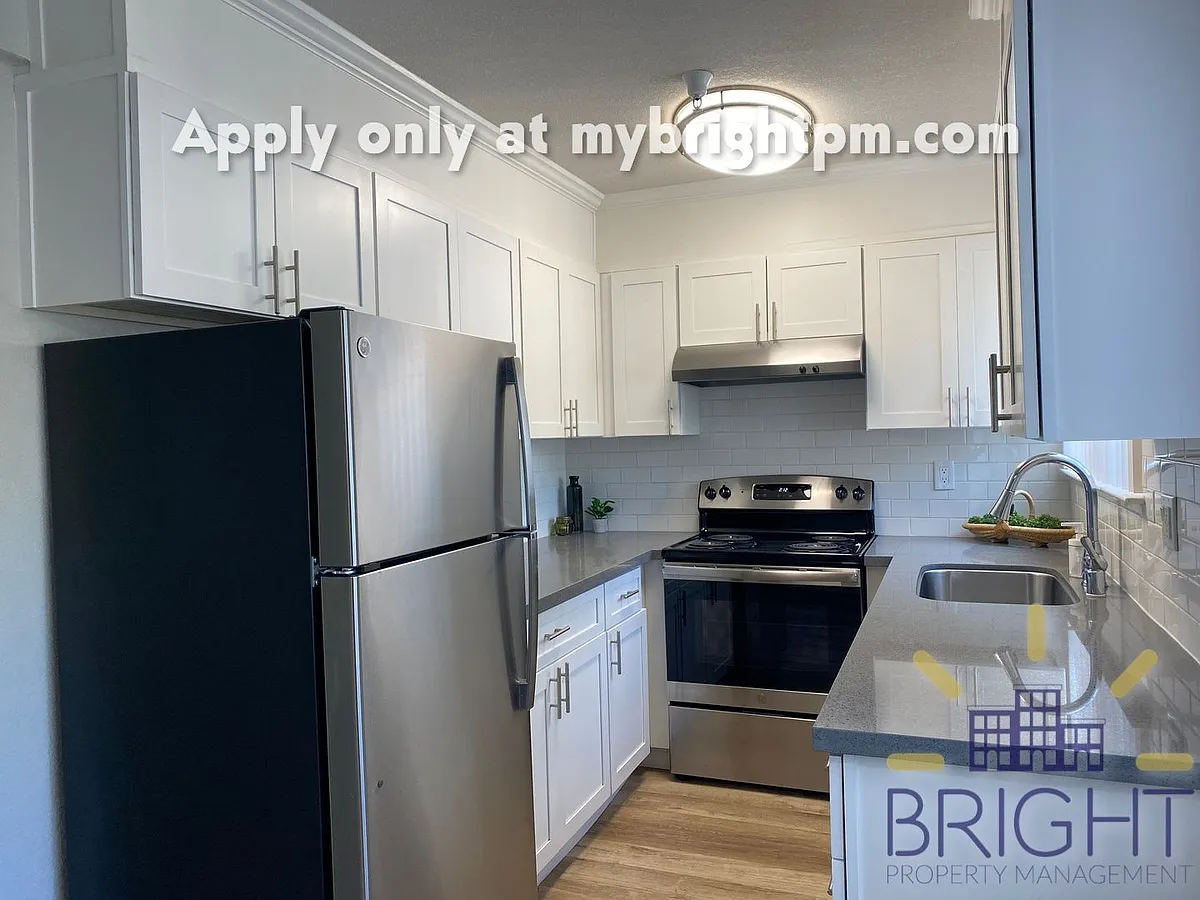 Building Photo - 1222 E St #14