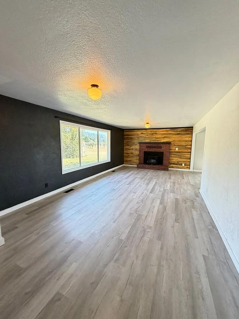 Rare 3 Bedroom House with a Shop! — Photo 4