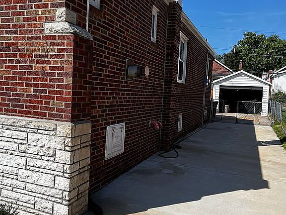 4th image of 9047 Rosemary Ave
