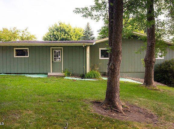 3rd image of 102 18th Ave NE
