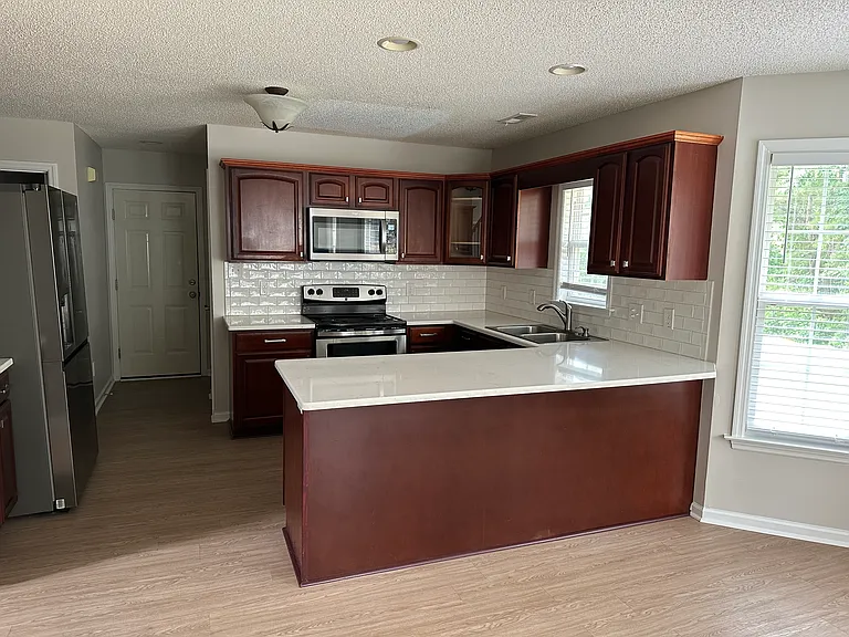 421 Holly Ln — Photo 6