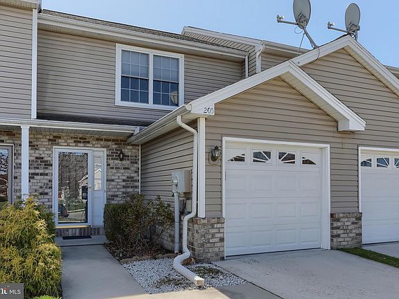 3rd image of 205 Autumn Woods Ct