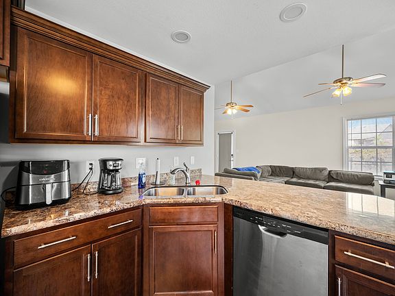 4th image of 1005 Harding Dr