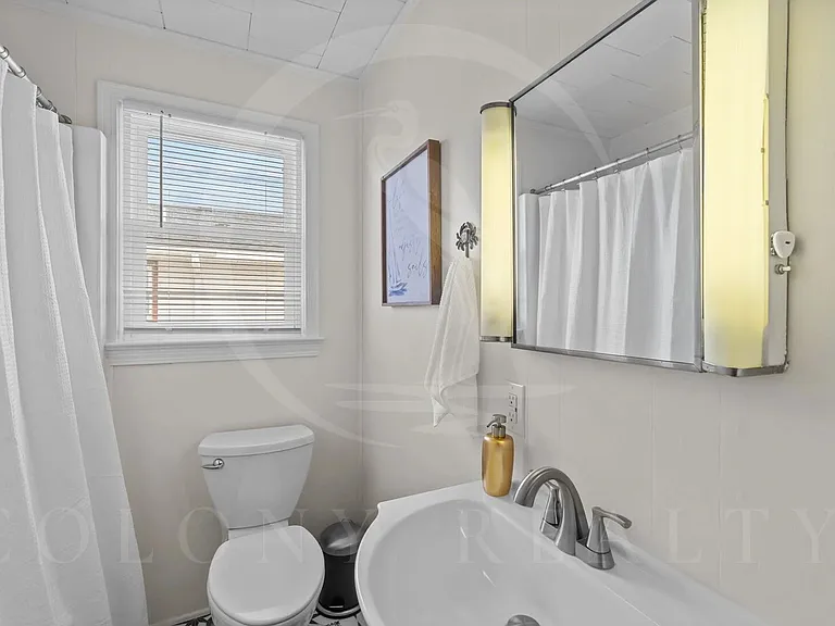 209 E Walker St — Photo 16