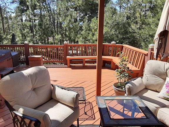 Custom Deck, great for relaxation, or entertaining!