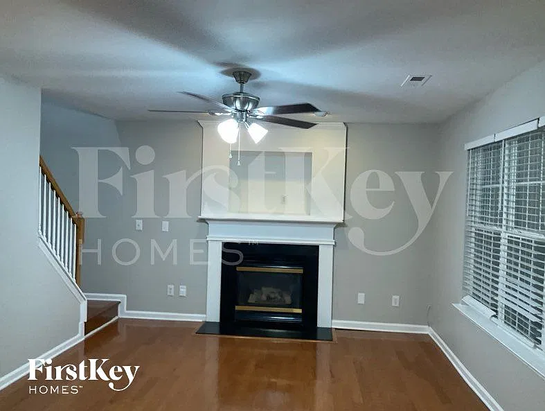 4 bed, 2.5 bath, 2402 sqft, $2,750 — Photo 2