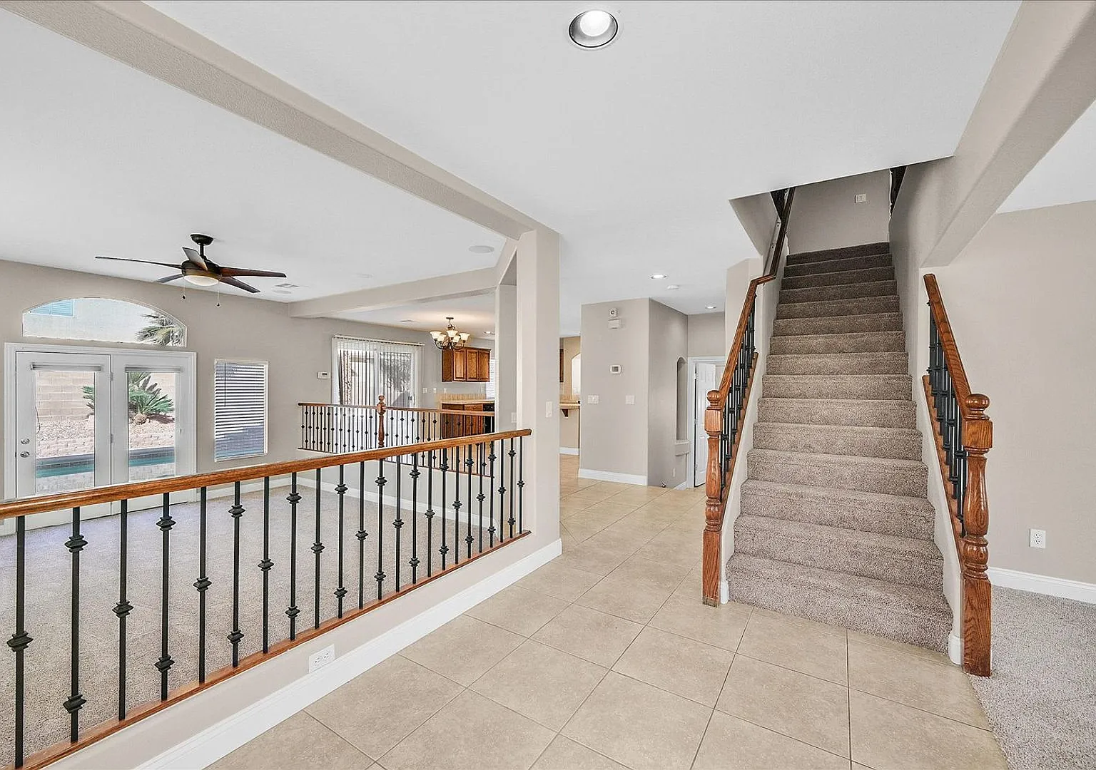 Great 2 story home with sparkling pool, located inside Guard Gated Southern Highlands! — Photo 2