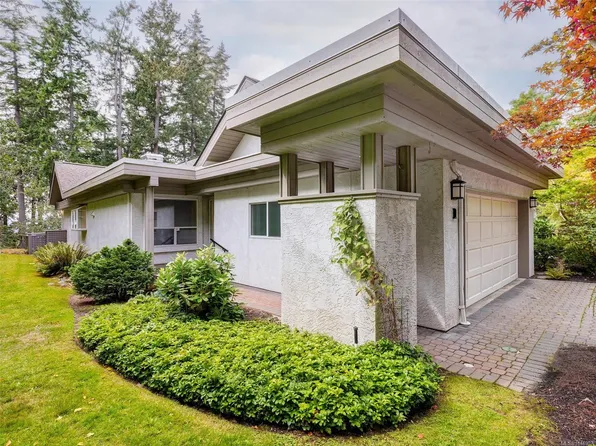 928 Bearwood Ln #1, Saanich, BC V8Y 3G8