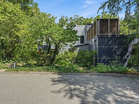 4th image of 108 Grove #B