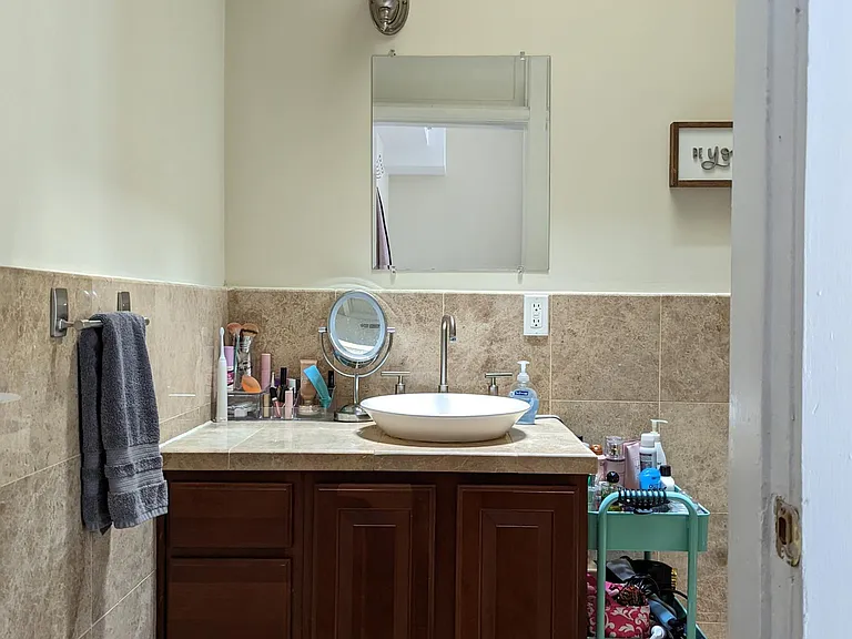 212 W Franklin St #202 — Photo 11